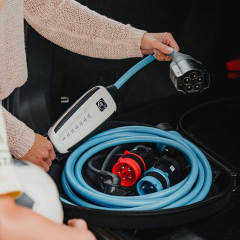 Borne de recharge à domicile + connecteurs pour charge en extérieur (de 3 à 22 kW) VOLTUR