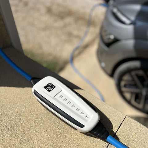 Borne de recharge à domicile + connecteurs pour charge en extérieur (de 3 à 22 kW) VOLTUR